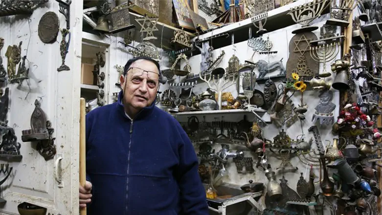 "אני מניח שיש לי את אוסף החנוכיות הגדול בעולם". יוסף שבתאי