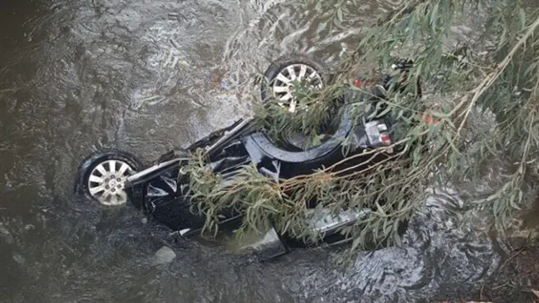 הרכב שהחליק לנהר הירדן