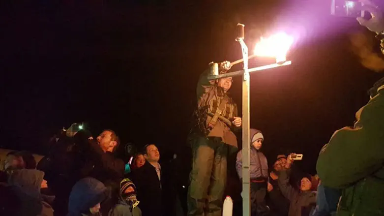 המח"ט רומן גופמן, מדליק את הנרות