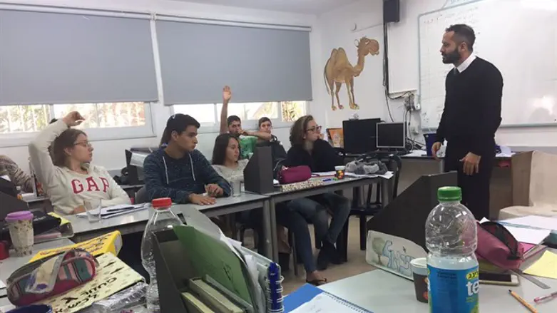 עו"ד חג'בי במהלך השיחה במכינה הקדם צבאית בשקף