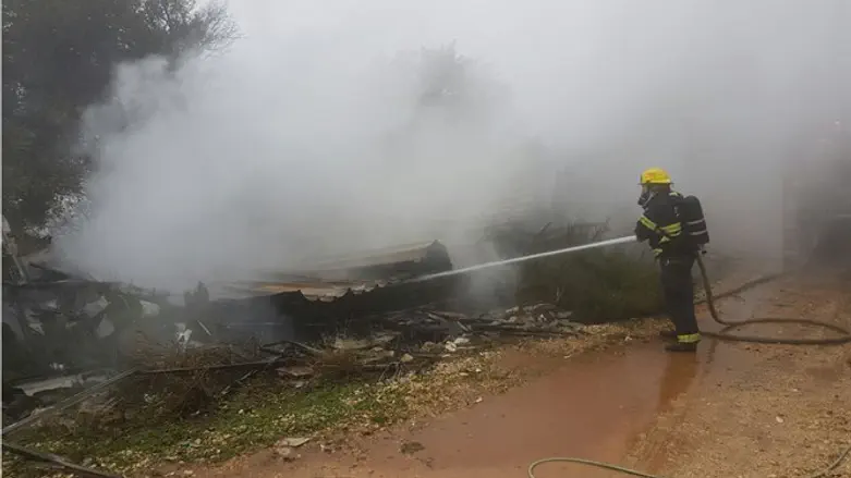 כבאים מנסים לכבות את הדליקה באמירים