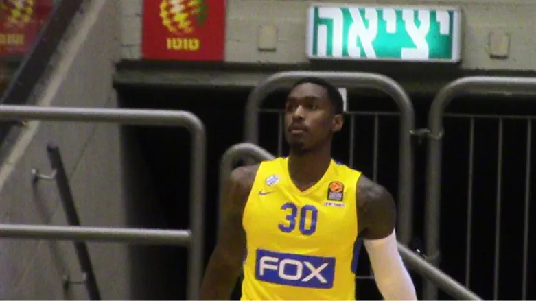 קווינסי מילר במדים הצהובים. נרשם לליגה