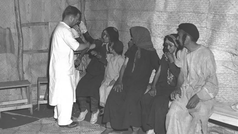 רופא בודק עולים במחנה חאשד סמוך לעדן