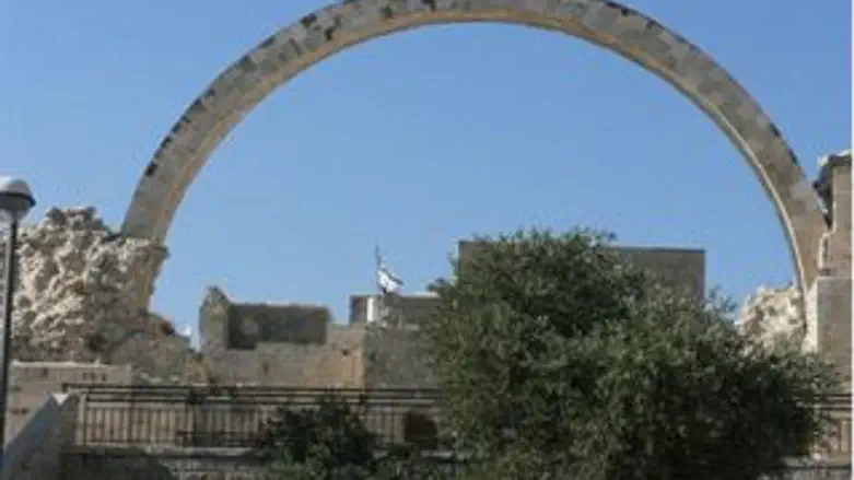 הקשת המשוחזרת בית הכנסת החורבה