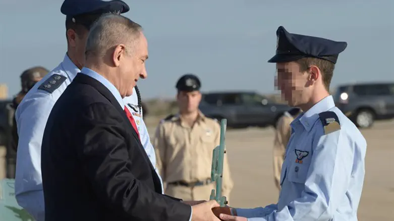 נתניהו עם בוגרי קורס טיס