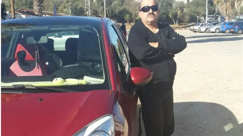 צ'ארלי אזריה ממתין לבנו