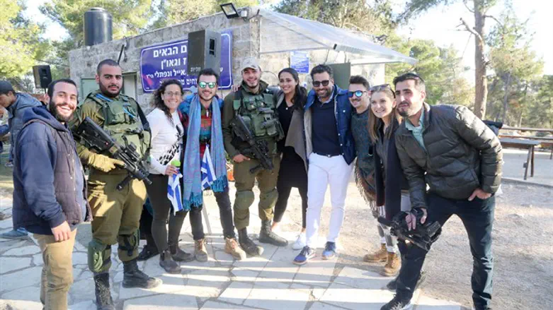 Waks group visits Oz V'Gaon
