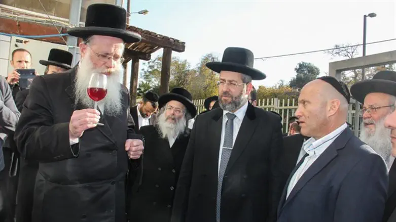 מפרישים תרומות ומעשרות. הרב הראשי לישראל ורבני גופי הכשרות