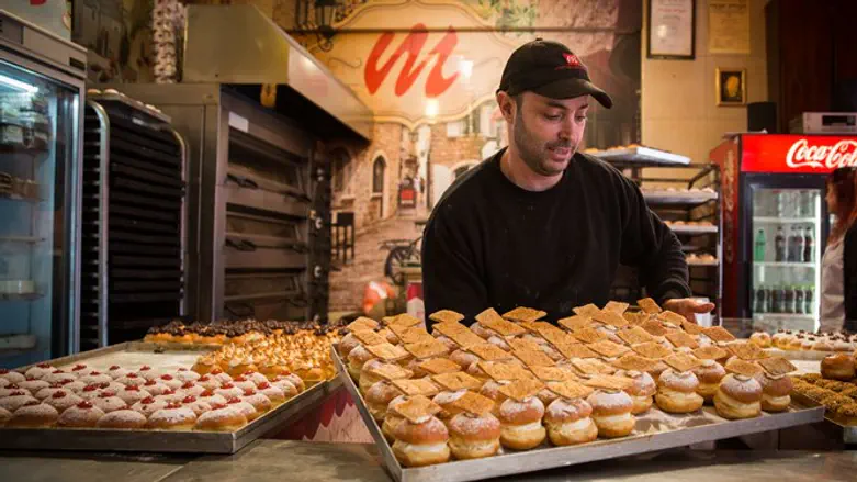 כדי לא לקפח את חנוכה, שידכו לו את עשרה בטבת. סופגניות בירושלים