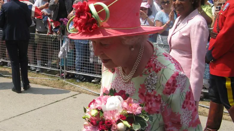 Queen Elizabeth Holds Pickle Impossible