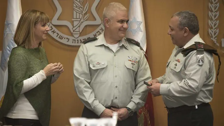 אלמוז מקבל דרגת אלוף