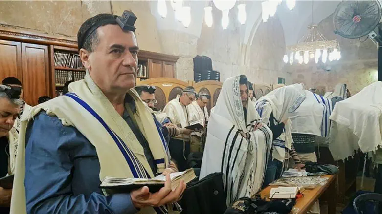 השר כץ בתפילה במערת המכפלה