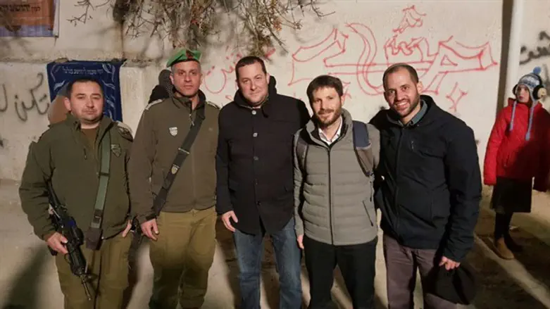 מבקרים בקבר יהושע