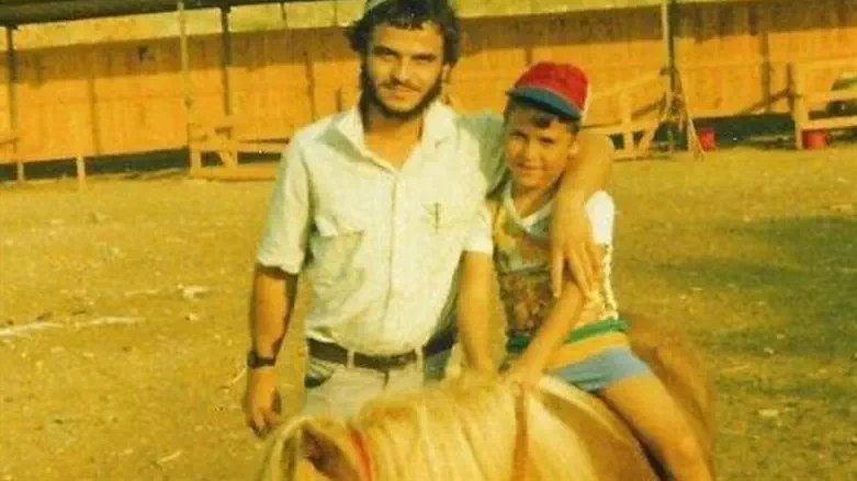 עמיחי אתאלי בתמונה עם אחיו אלחנן הי"ד