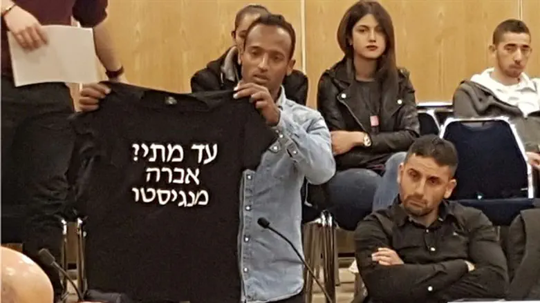 טגה מציג את החולצה בגינה נקנס, היום בכנס