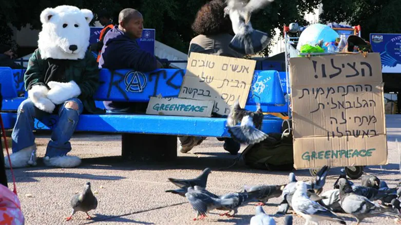 בזכותם כנראה כדור הארץ עוד קיים. מיצג של גרינפיס