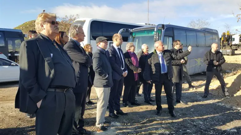 ח"כ דיכטר בסיור עם דיפלומטים בארמון הנציב