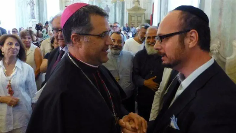 הרב פנחס פונטורלו (מימין) עם הארכיבישופ קורדו לורפיש 