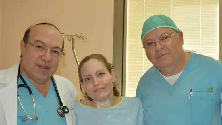 המושתלת ליז עם שניים מרופאיה