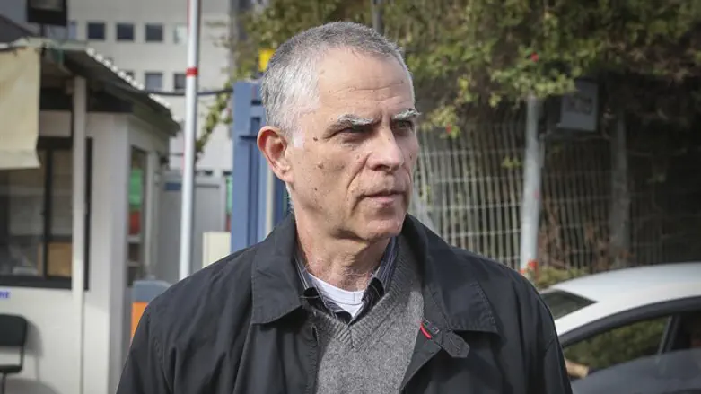 מו"ל ידיעות ארנון מוזס מגיע לחקירה במשטרה