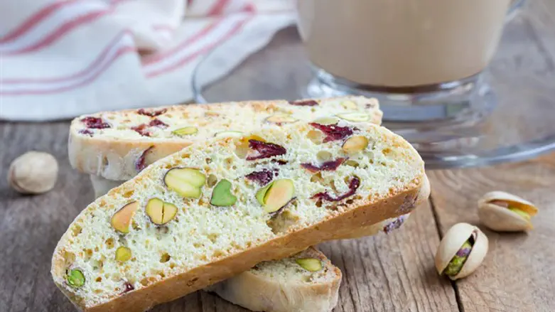 עוגה אפיה אגוזים בוטנים קינוח אפיה ביסקוטי בישקוטי מתכון מתכונים מטבח אפיה אוכל תזונה בריאות בריא פיסטוקי