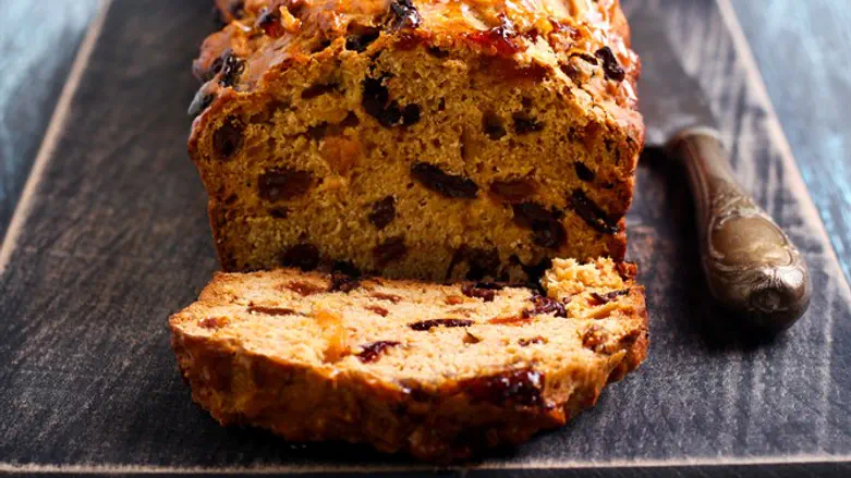 עוגה פירות יבשים פרות צימוקים תמרים חמוציות אגוזים בריאות אפיה מטבח מתכון מתכונים קינוח בריא