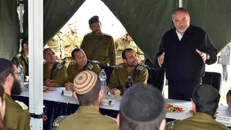 Liberman visiting haredi soldiers