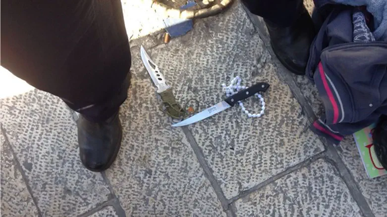 Ножи - оружие террористов. Иллюстрация