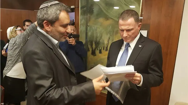 Elkin presents Edelstein with Ghattas impeachment request