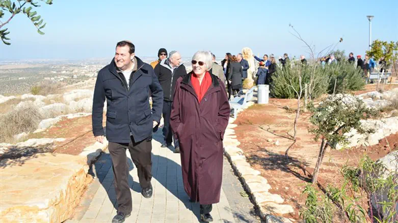 ראש מועצת שומרון, יוסי דגן, בסיור בשומרון עם בקי נורטון דנלופ, בכירה בצוות המעבר של טראמפ‬