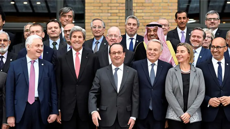 הצרפתים הרגישו צורך לרכך את הכעס הישראלי. תמונה קבוצתית של חלק ממשתתפי ועידת פריז