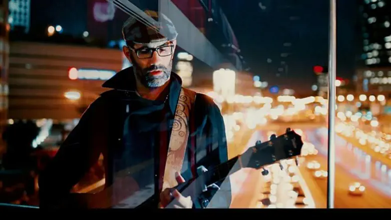 "הרגשנו שיש לנו משהו חזק ביד". יוני גנוט מתוך הקליפ 'נשבעתי לך'.