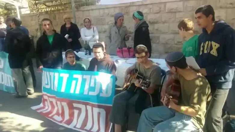 צפו: קבלת שבת מול ביתו של בנט