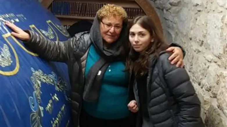 מרים פרץ בקבר שמואל הנביא