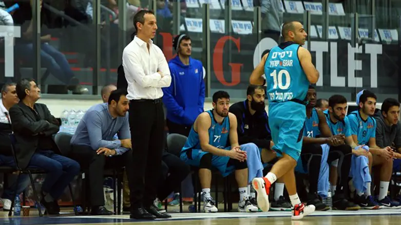 קטש רושם עוד ניצחון, הערב