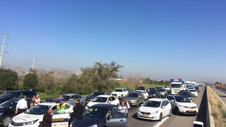 שיירת המחאה נוסעת בכביש 6