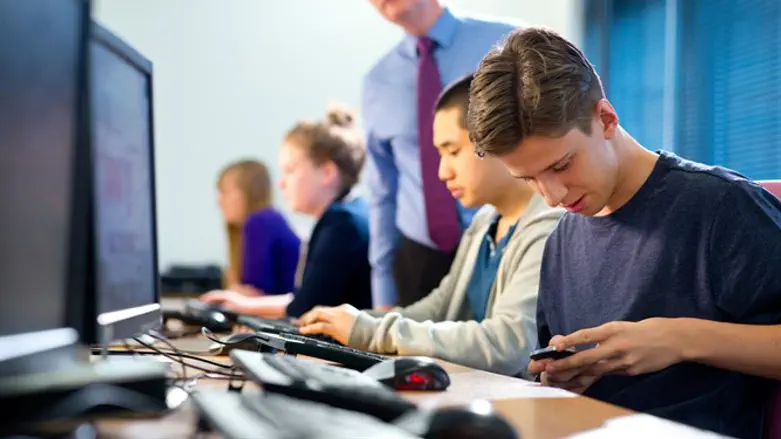 Students use smartphones and computers