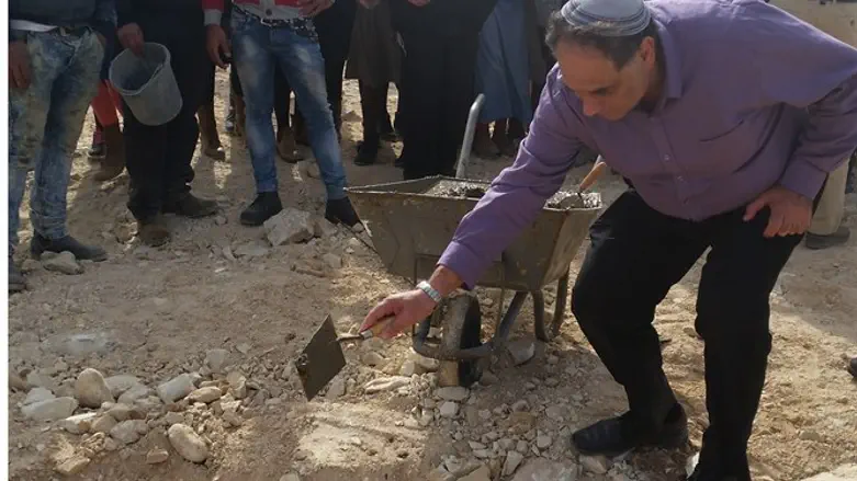 מניחים את אבן הפינה, הבוקר