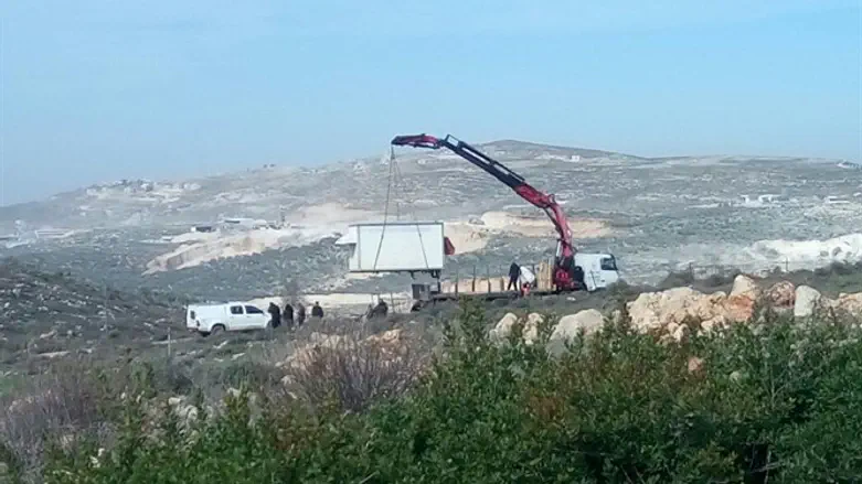 המנהל האזרחי פינה ארגז ששימש מחסה לכבשים