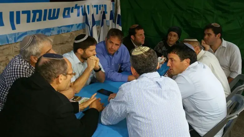 חברי הכנסת בצלאל סמוטריץ' ויואב קיש עם ראשי ההתיישבות. ארכיון