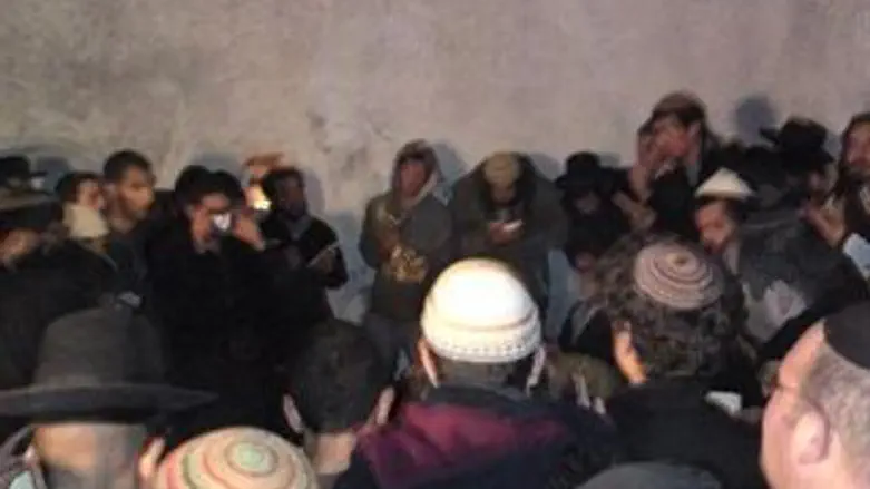 התפילה בקבר יוסף. הלילה