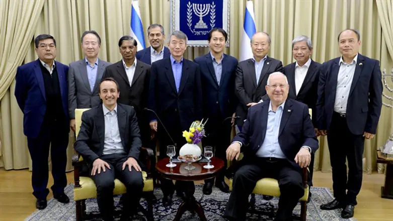 הנשיא עם השגרירים