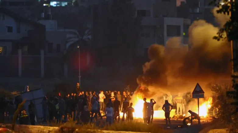 Arabs riot