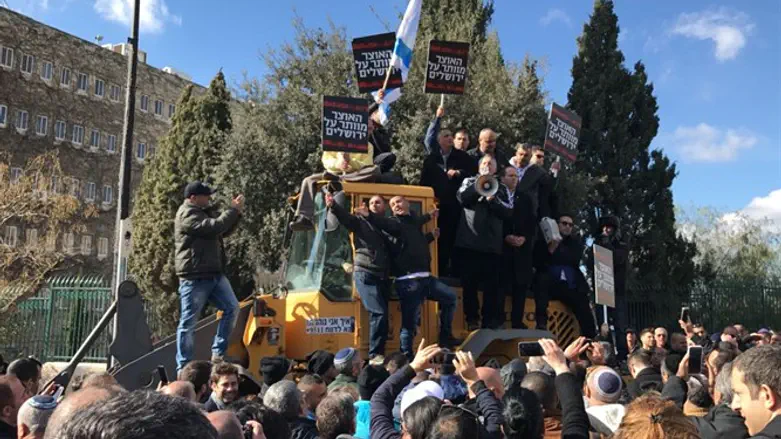 Иерусалим: демонстрация муниципальных служащих