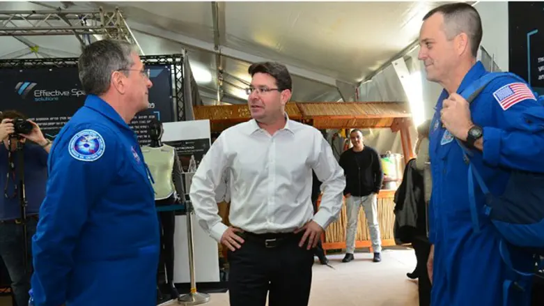 אקוניס והאסטרונאוטים ריצ'רד ארנולד (מימין) ודון תומס