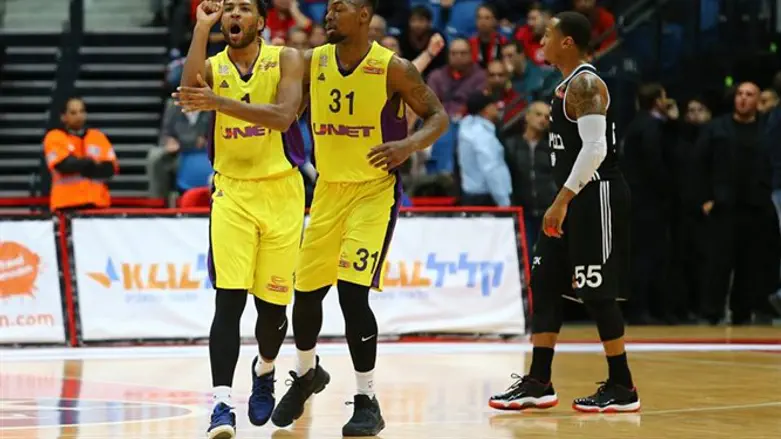 שחקני חולון חוגגים הערב בבירה