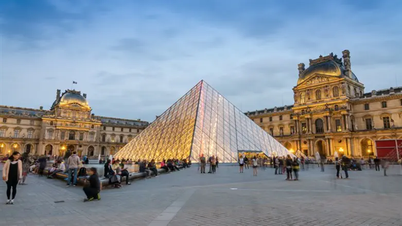 Louvre, Paris (file)
