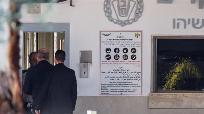 אולמרט נכנס לכלא. ארכיון