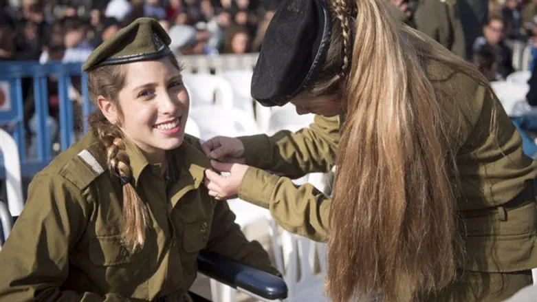 צוערת שנפצעה מקבלת את סיכת המ"מ