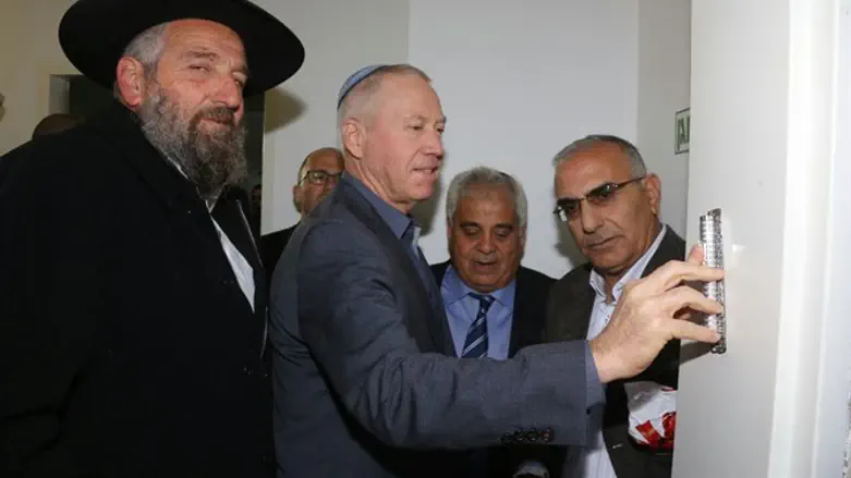 גלנט קובע מזוזה במקווה